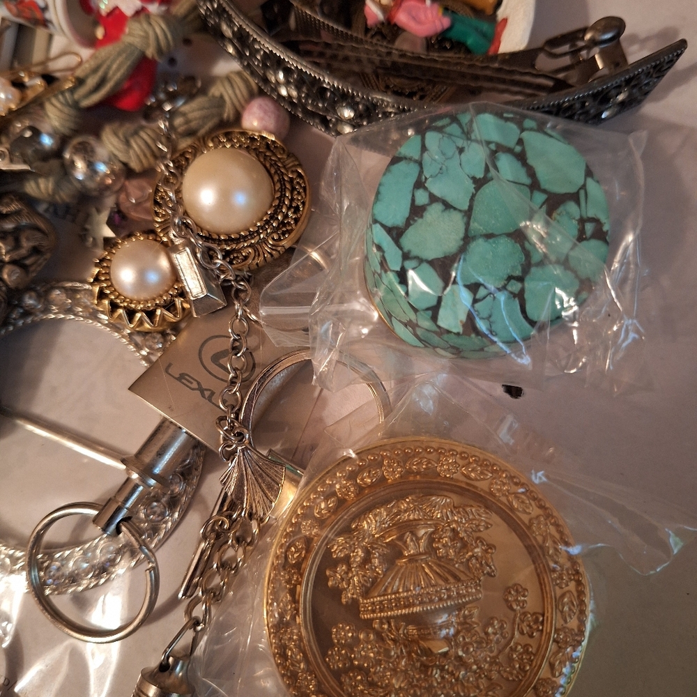 43 LOT misc bundle keyrings trinket boxes button covers buckles TREASURE HUNT - Picture 9 of 11